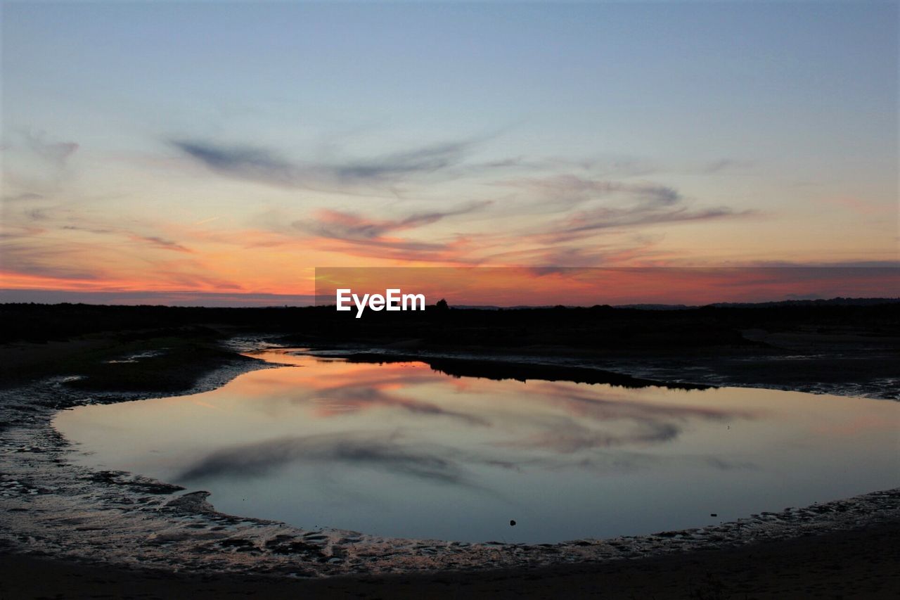 SCENIC VIEW OF SEA AGAINST SUNSET SKY