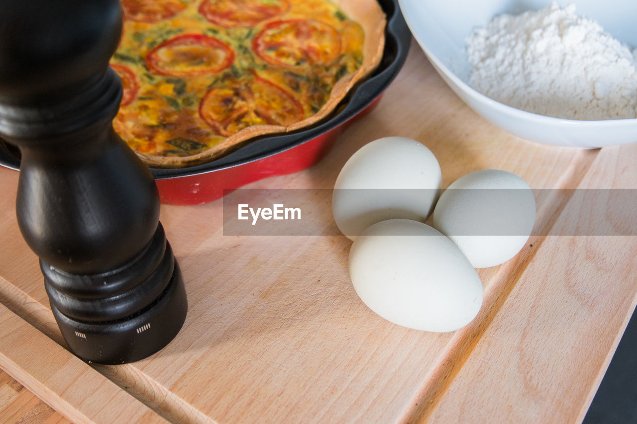 HIGH ANGLE VIEW OF EGGS ON TABLE