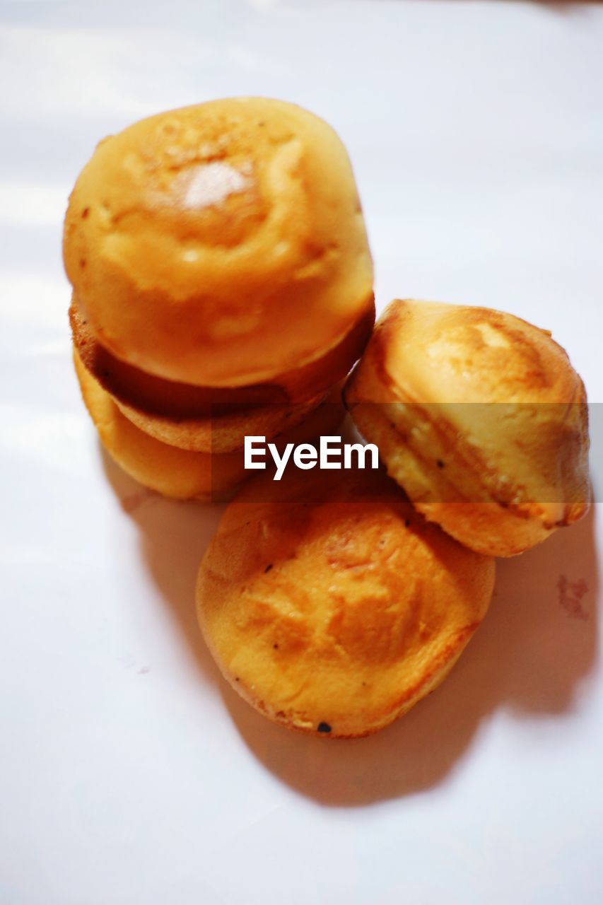 CLOSE-UP OF BREAD IN PLATE