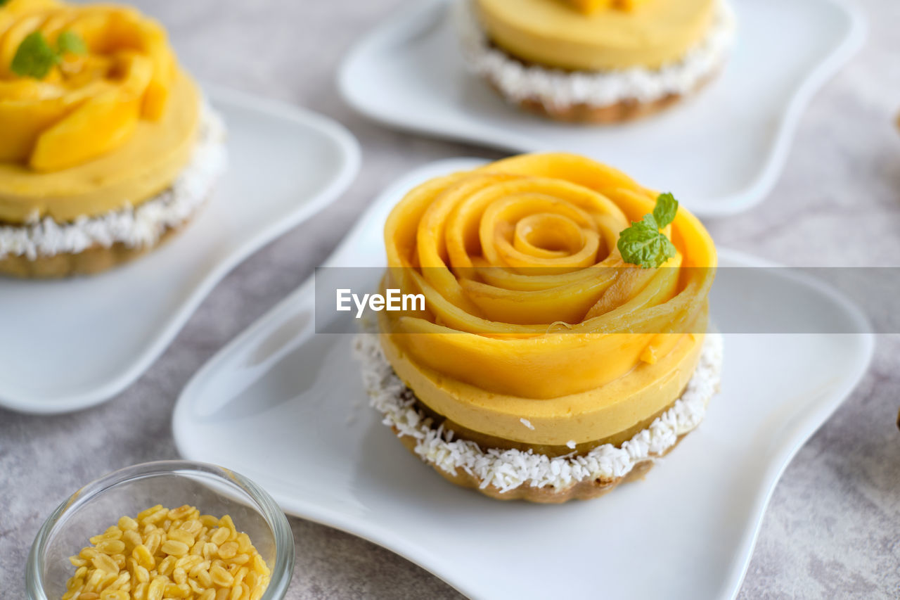 HIGH ANGLE VIEW OF CAKE ON PLATE