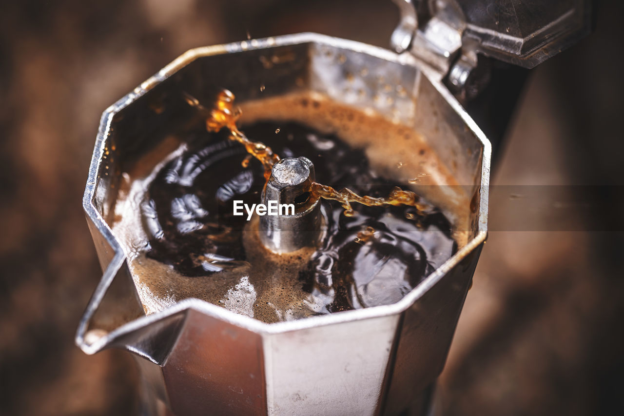 HIGH ANGLE VIEW OF COFFEE IN GLASS