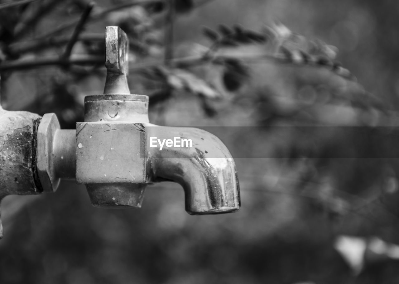 CLOSE-UP VIEW OF RUSTY METAL