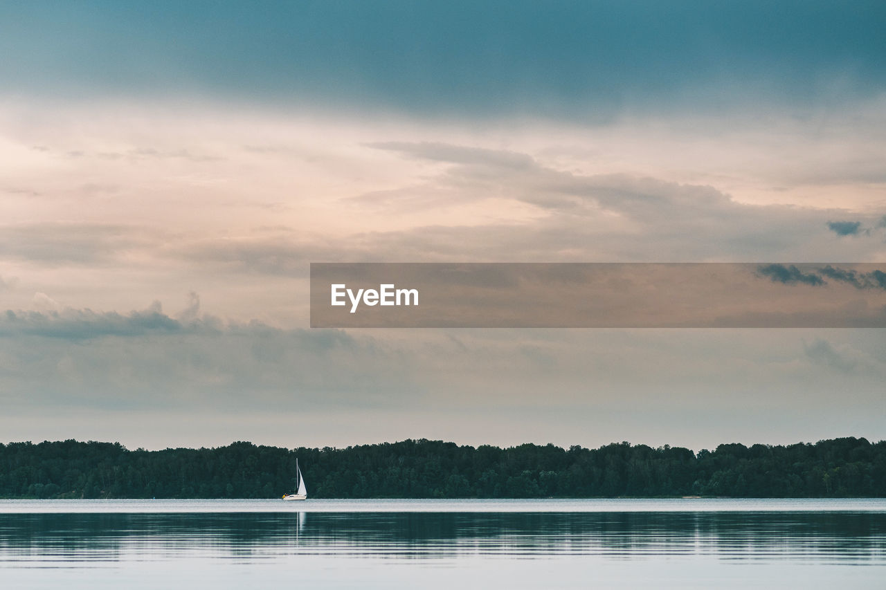 SCENIC VIEW OF LAKE AGAINST SUNSET SKY