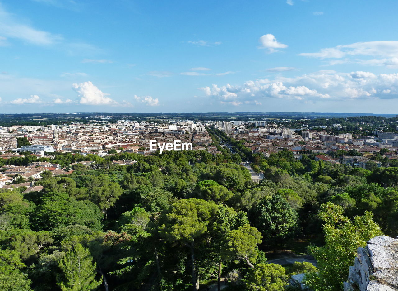 HIGH ANGLE VIEW OF TOWNSCAPE AGAINST SKY