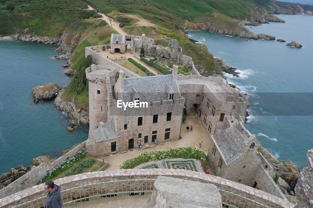 HIGH ANGLE VIEW OF CASTLE ON COAST