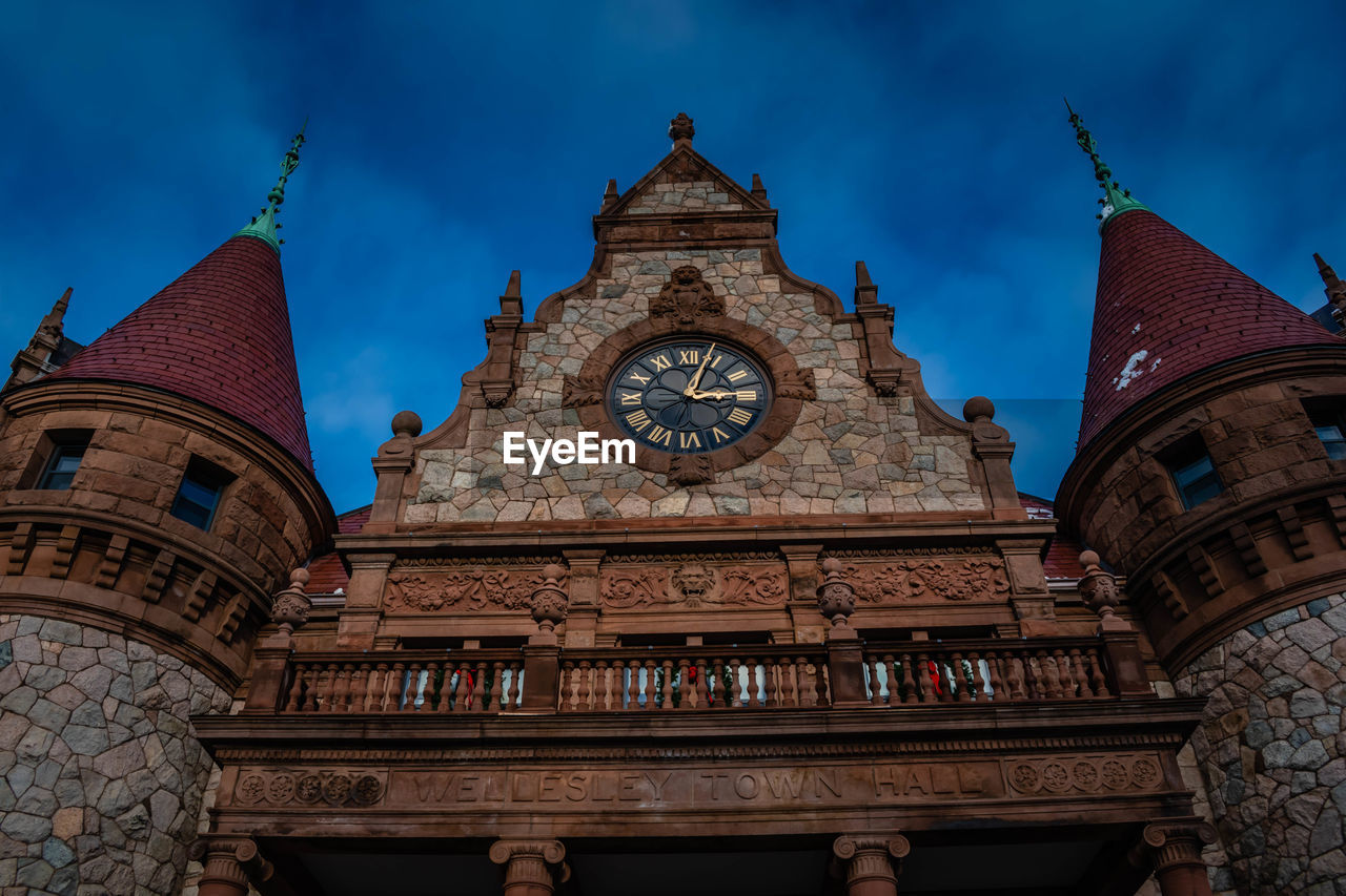 LOW ANGLE VIEW OF CLOCK TOWER OF BUILDING