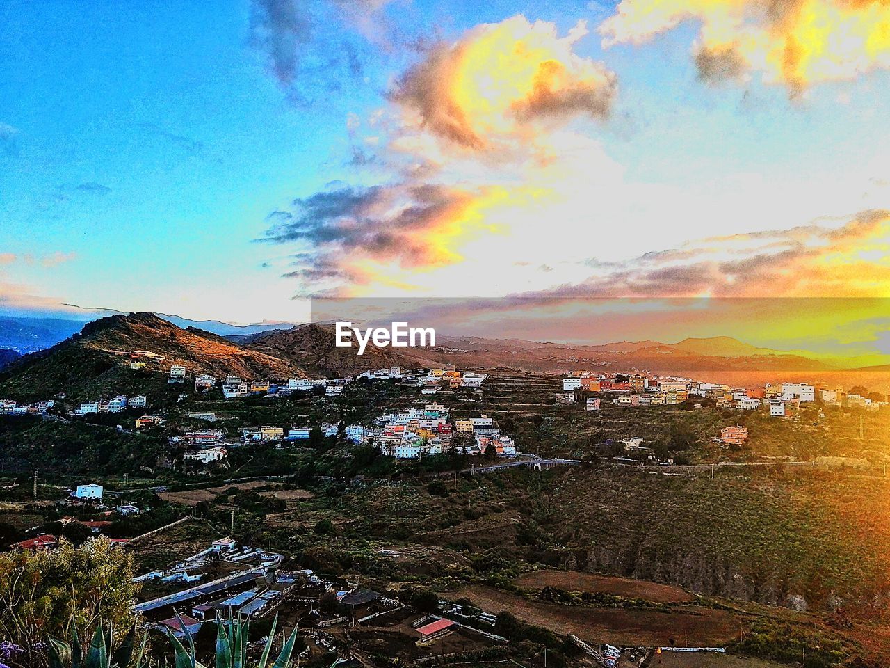 VIEW OF CITYSCAPE AT SUNSET