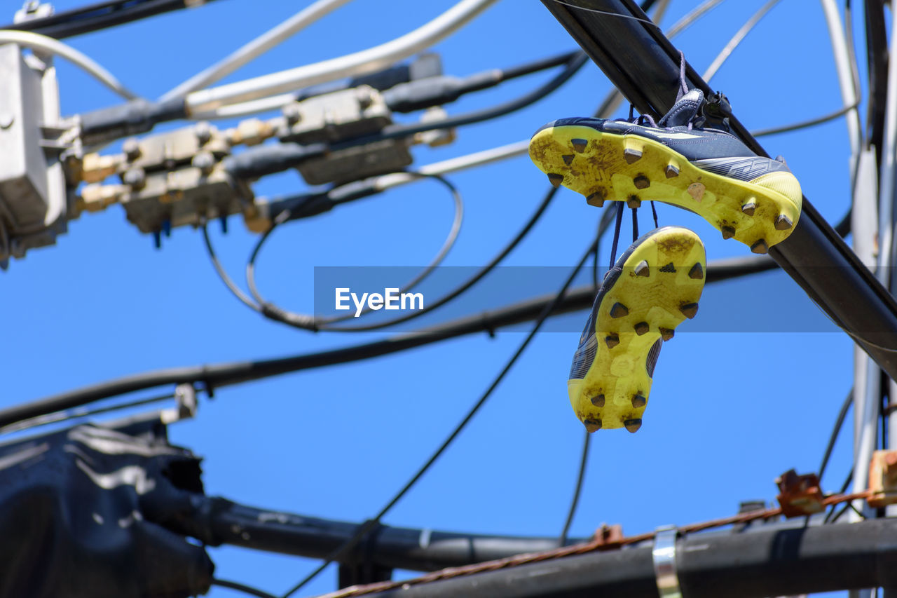 LOW ANGLE VIEW OF CABLE AGAINST SKY