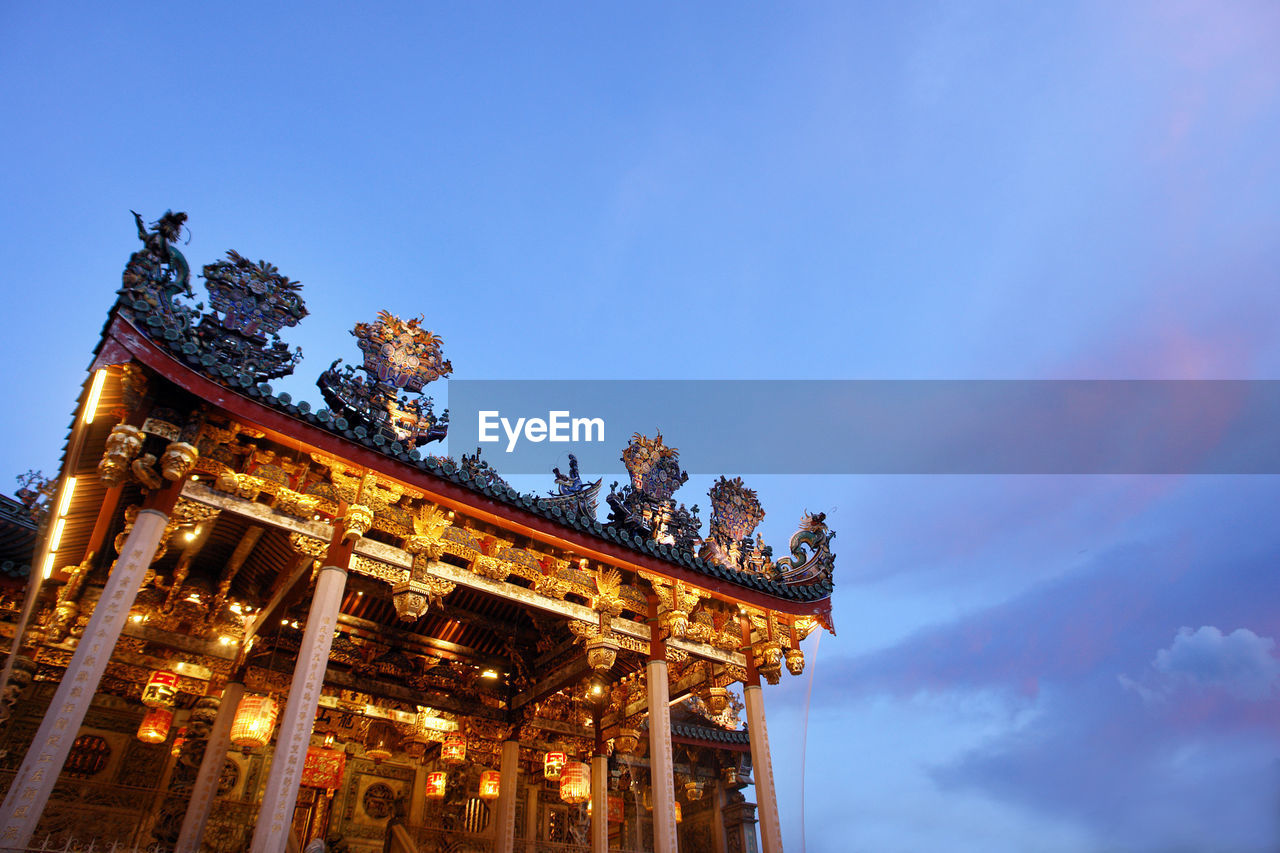 LOW ANGLE VIEW OF HISTORICAL BUILDING AGAINST CLEAR SKY