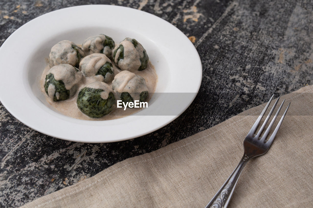 HIGH ANGLE VIEW OF FOOD SERVED IN PLATE