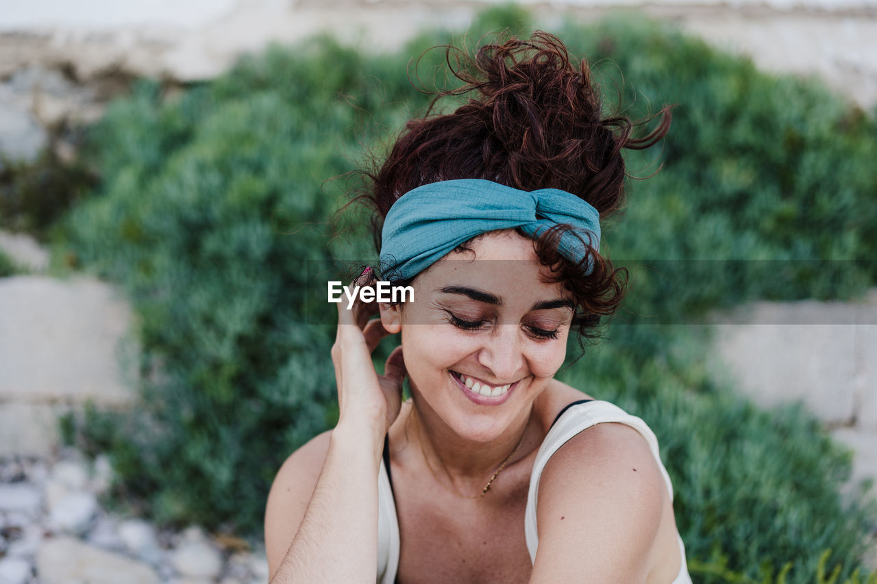 Portrait of a smiling young woman outdoors