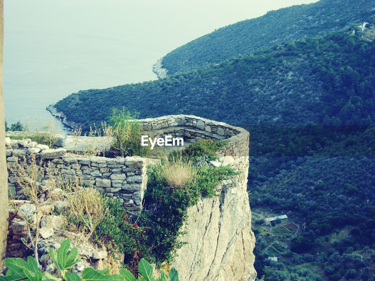 SCENIC VIEW OF ROCK FORMATIONS ON MOUNTAIN