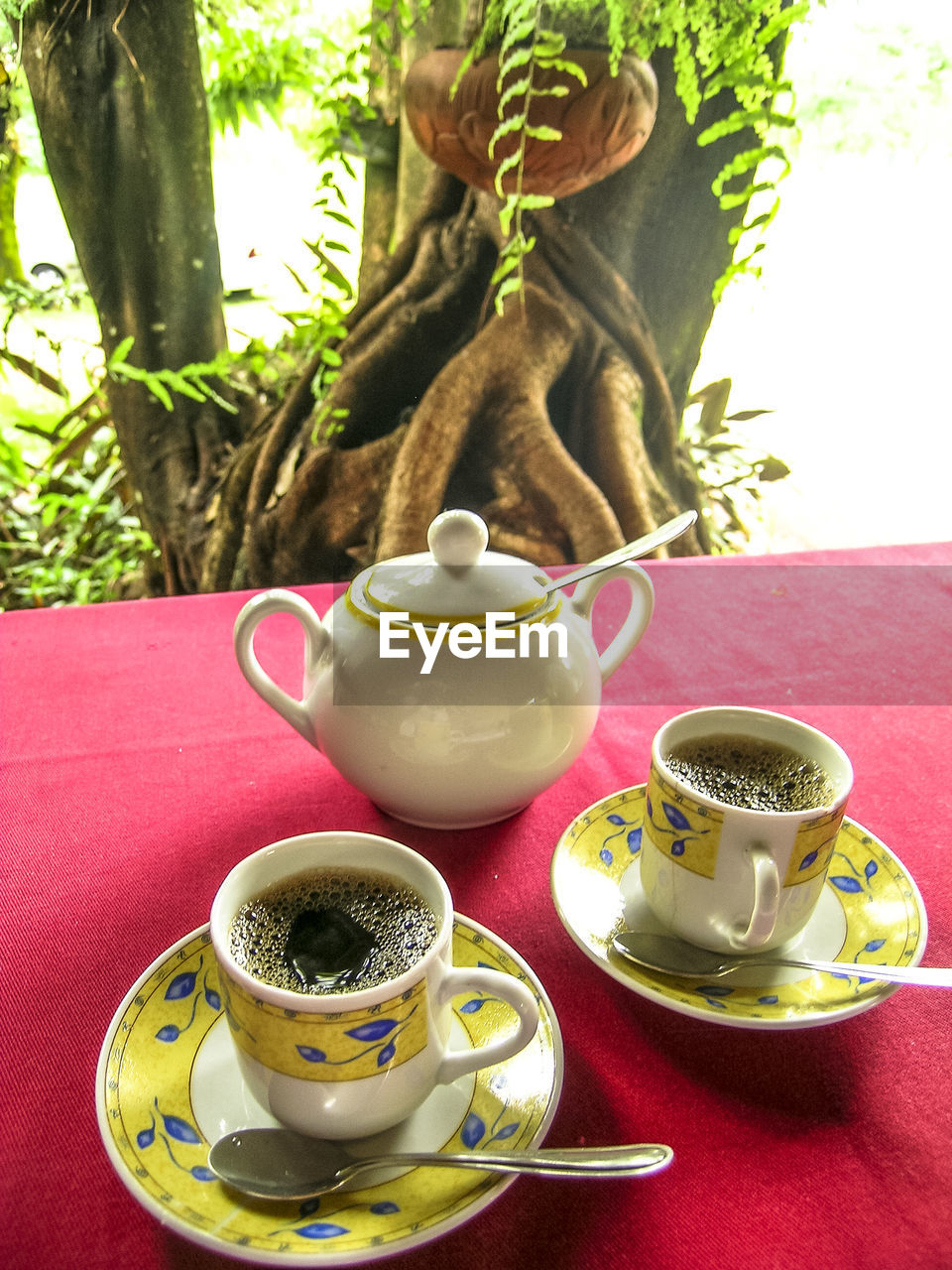 CLOSE-UP OF COFFEE CUP AND TABLE