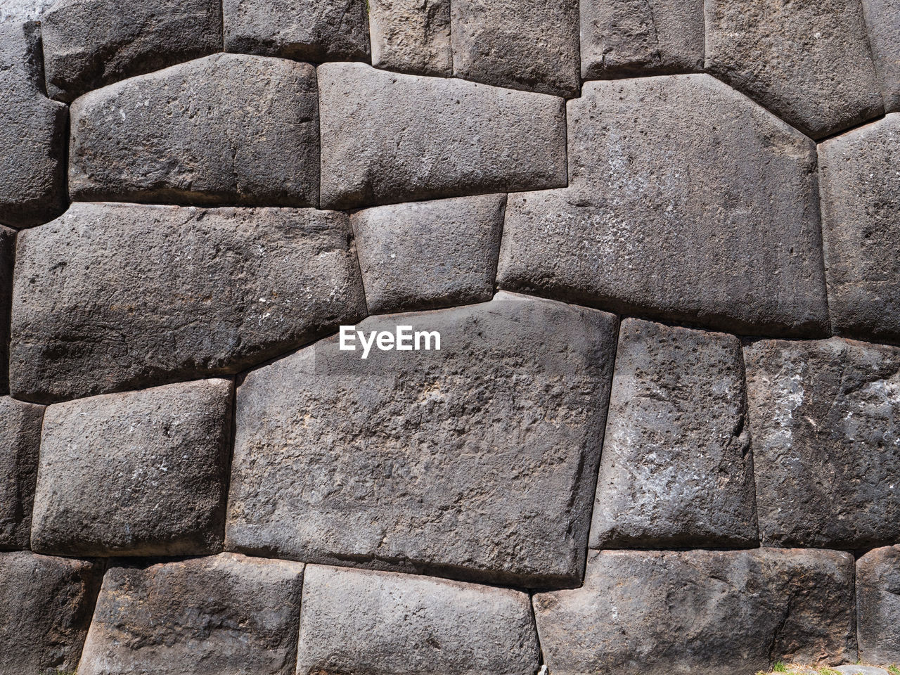 FULL FRAME SHOT OF STONES