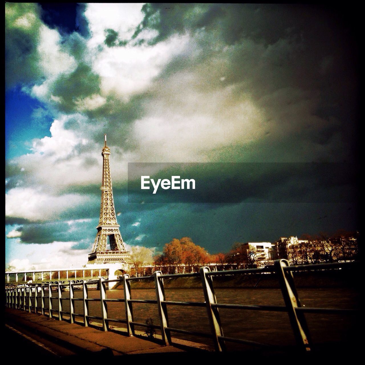 VIEW OF MONUMENT AGAINST CLOUDY SKY