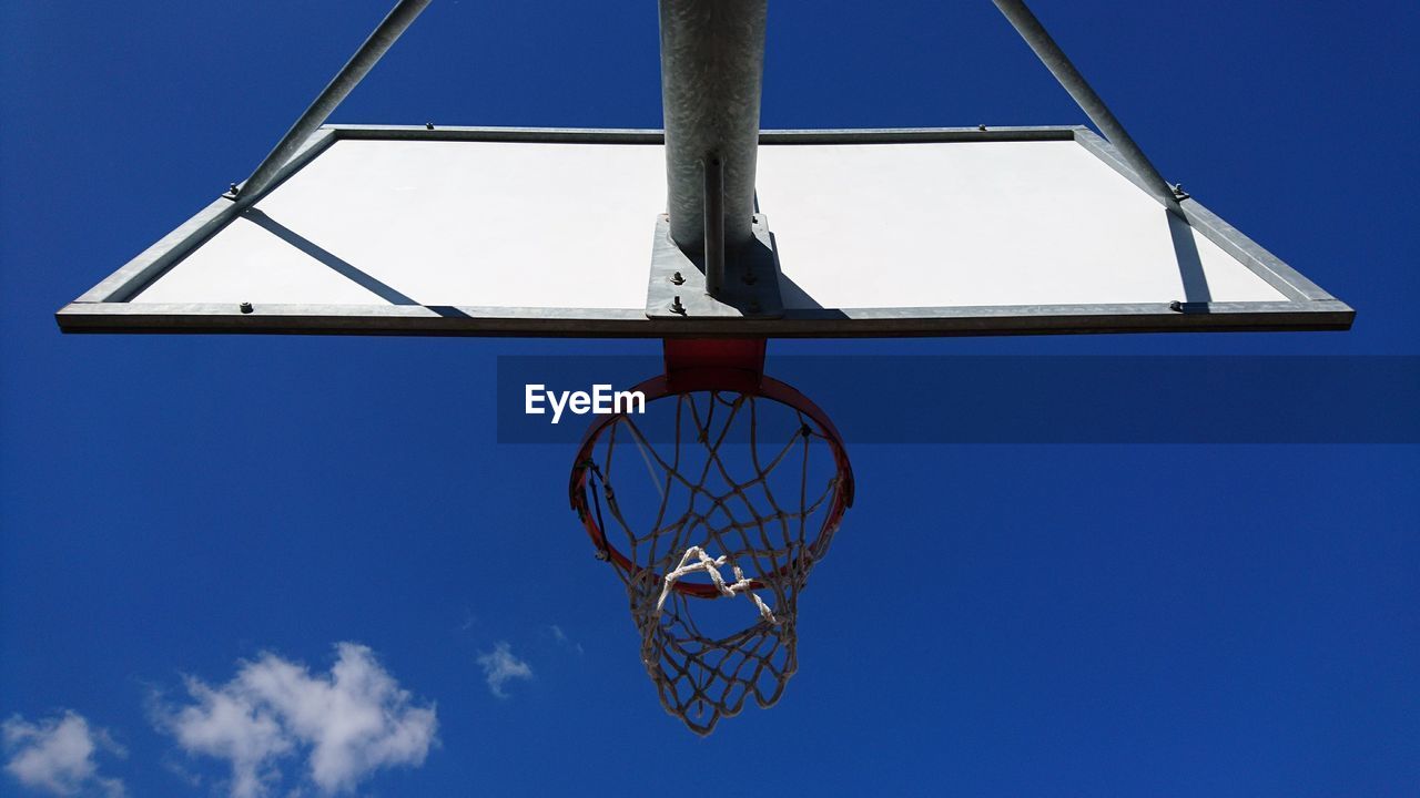 LOW ANGLE VIEW OF BASKETBALL HOOP AGAINST CLEAR SKY