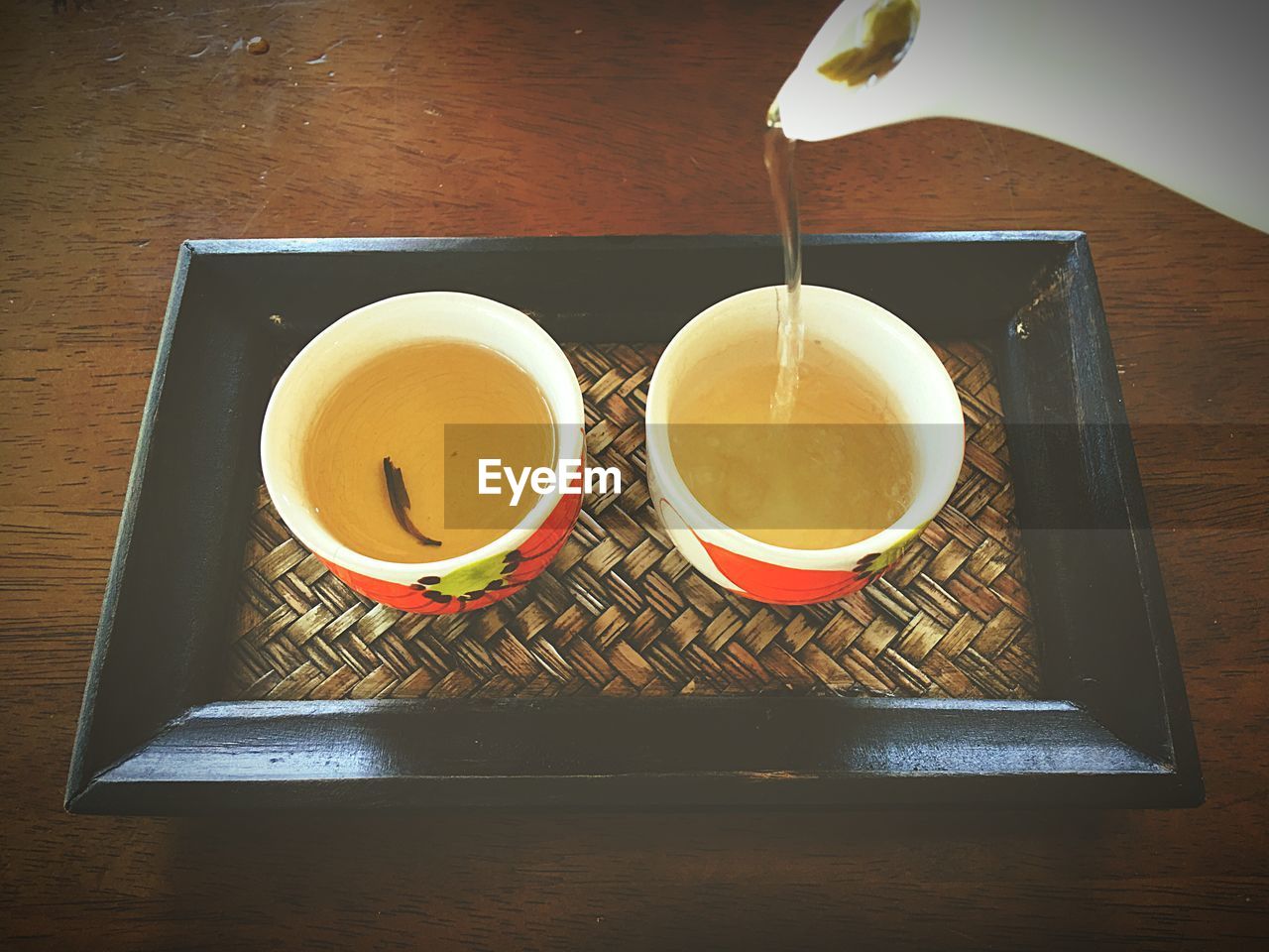 HIGH ANGLE VIEW OF TEA IN CUP ON TABLE