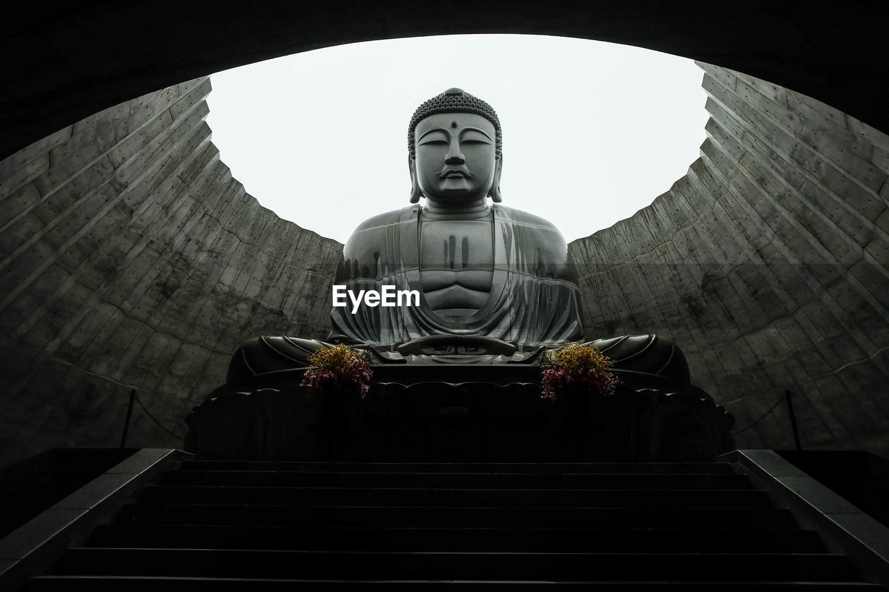 LOW ANGLE VIEW OF STATUE AGAINST SKY