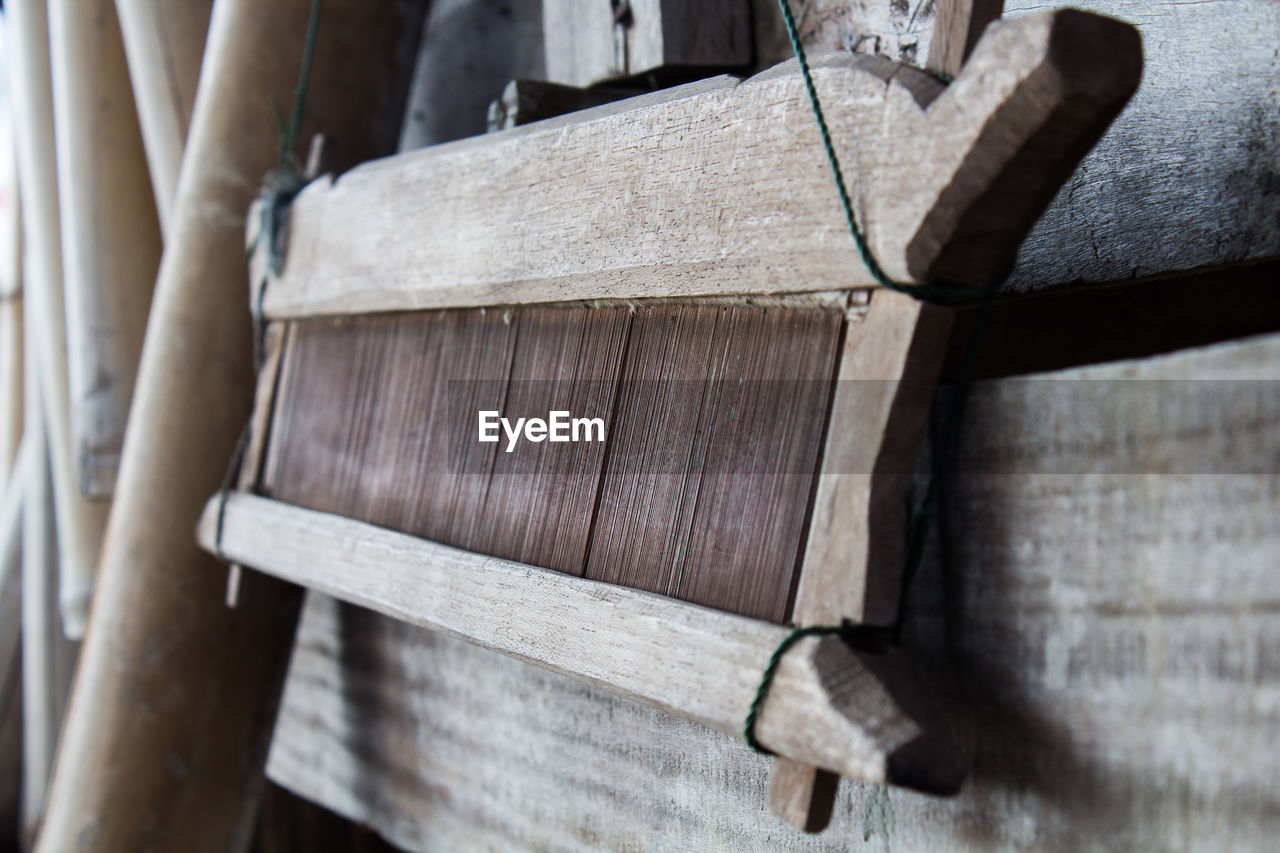 CLOSE-UP OF WOOD IN SHELF