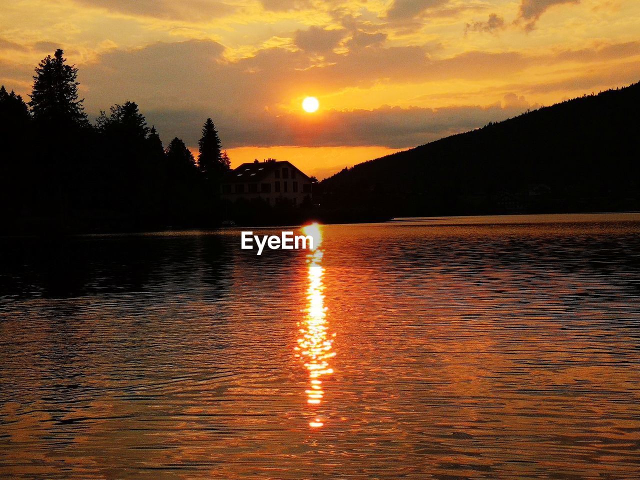 SCENIC VIEW OF LAKE AGAINST SKY DURING SUNSET