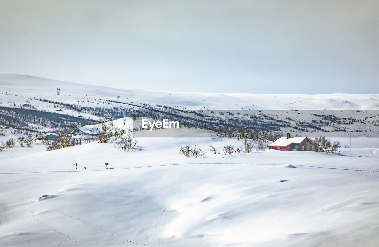 SNOW COVERED MOUNTAIN AGAINST SKY