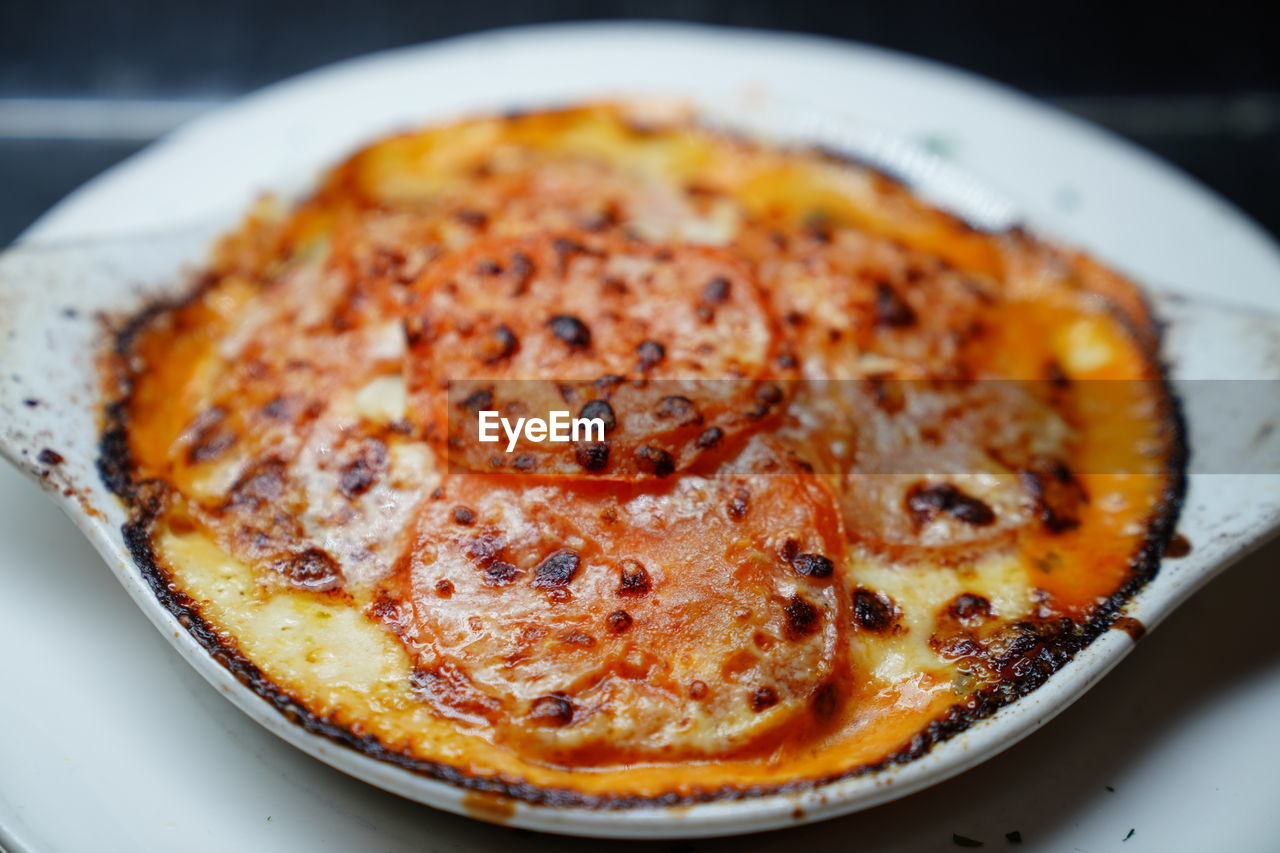 HIGH ANGLE VIEW OF FOOD IN PLATE