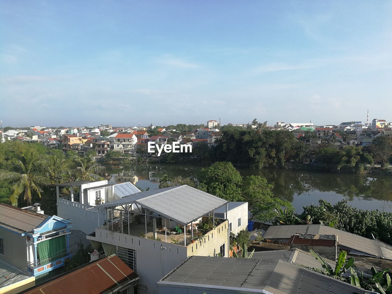 HIGH ANGLE VIEW OF TOWNSCAPE AND BUILDINGS AGAINST SKY