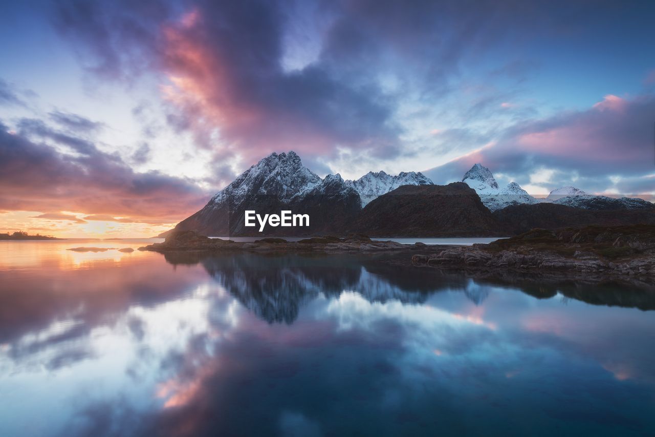 SCENIC VIEW OF LAKE BY SNOWCAPPED MOUNTAINS AGAINST SKY