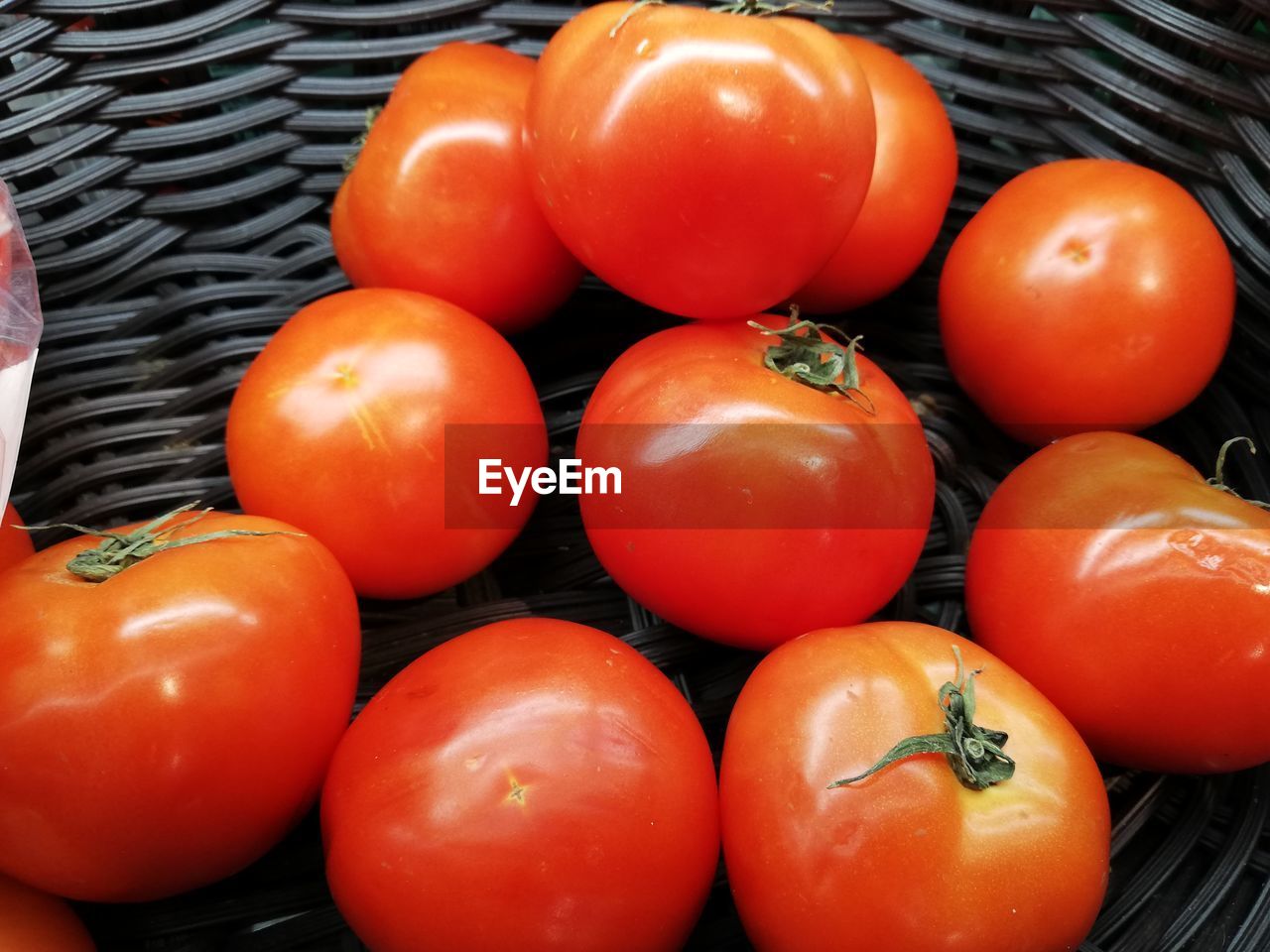 HIGH ANGLE VIEW OF TOMATOES ON MARKET