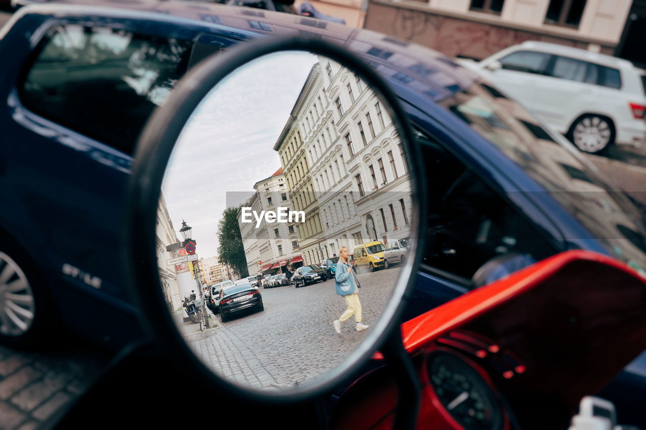 CLOSE-UP OF SIDE-VIEW MIRROR