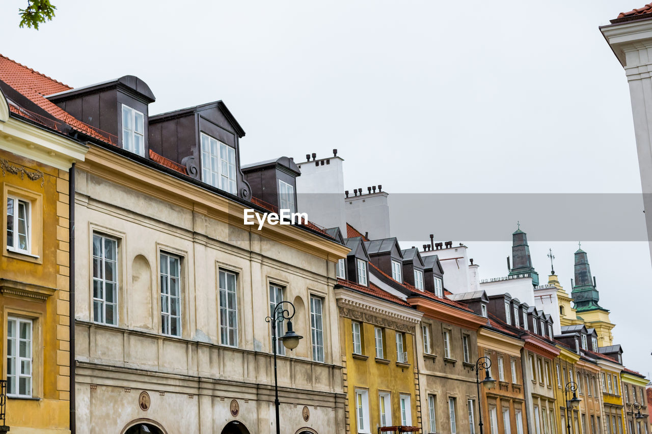 LOW ANGLE VIEW OF BUILDINGS AGAINST SKY