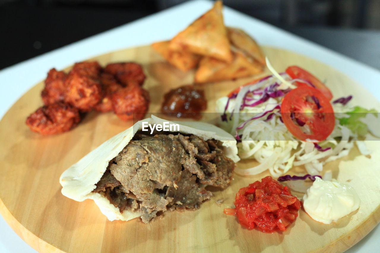 CLOSE-UP OF MEAT WITH SALAD IN PLATE