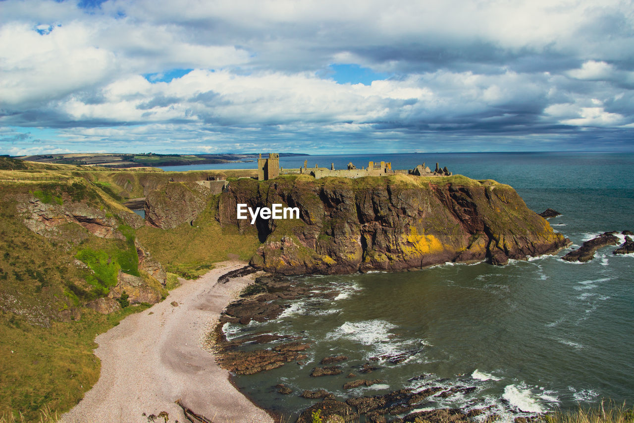 Dunnotar castle in stonhaven with views from afar