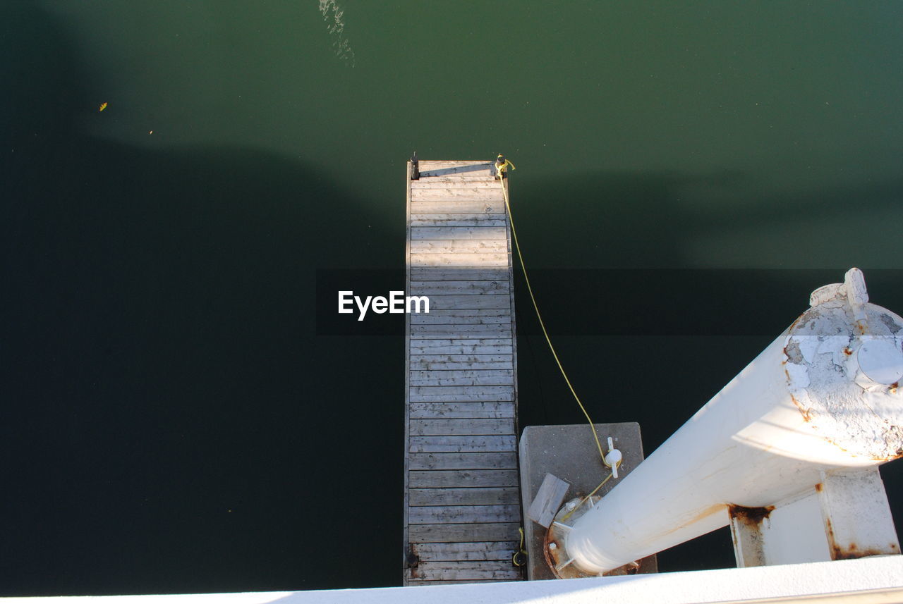 HIGH ANGLE VIEW OF PIER BY SEA