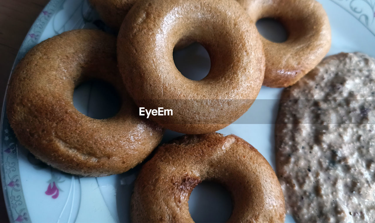 HIGH ANGLE VIEW OF DONUTS IN CONTAINER ON TABLE