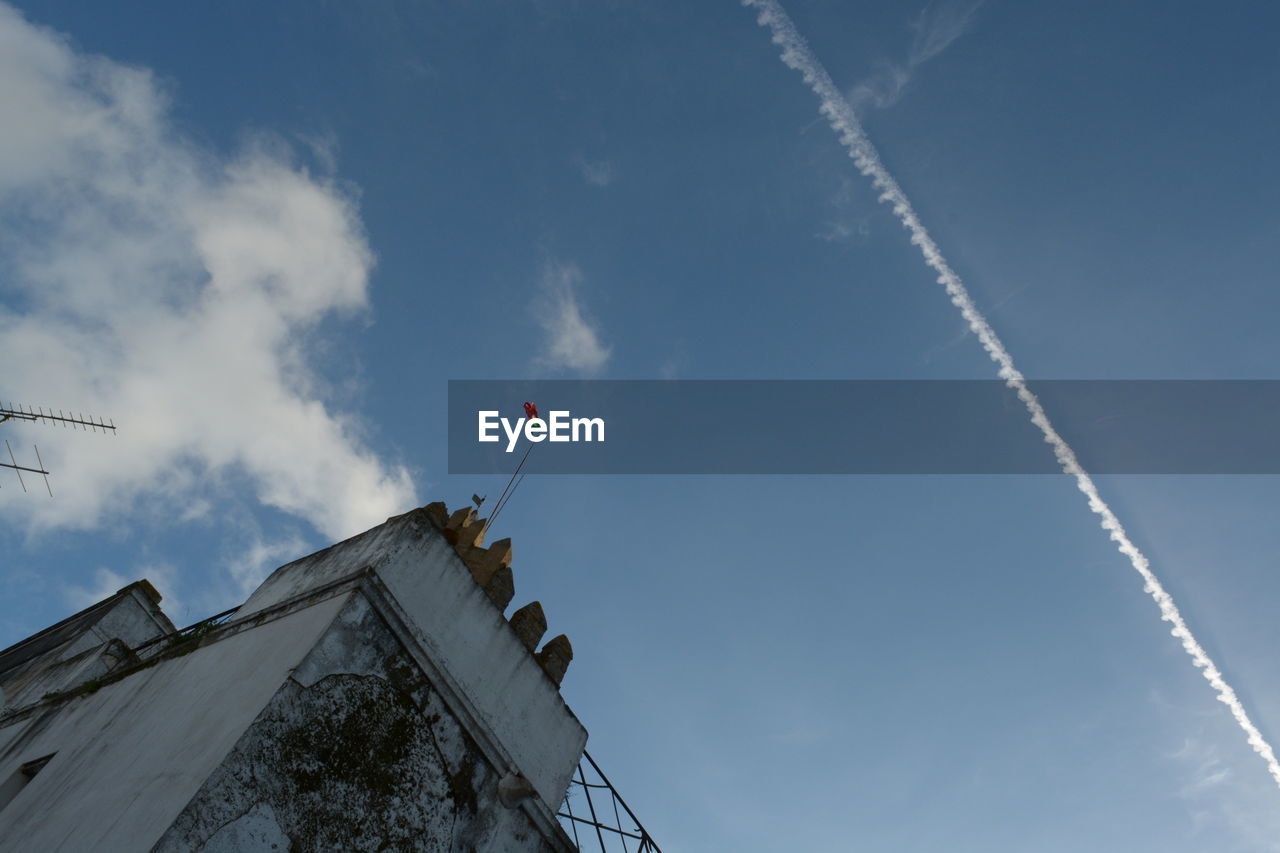 LOW ANGLE VIEW OF BUILT STRUCTURE AGAINST SKY