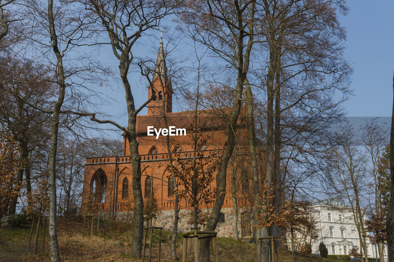VIEW OF OLD BUILDING AGAINST SKY