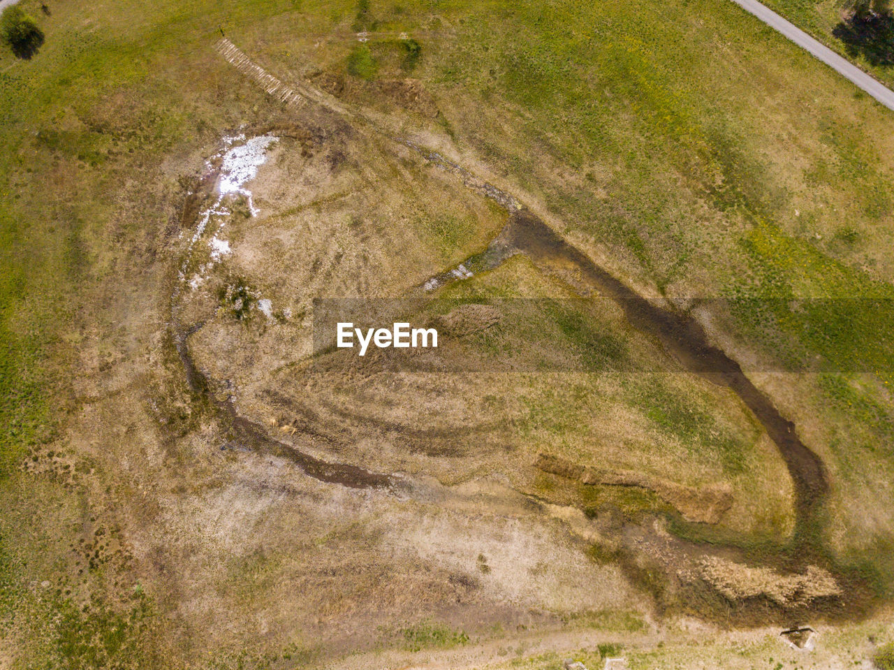 HIGH ANGLE VIEW OF WATER FLOWING THROUGH FIELD