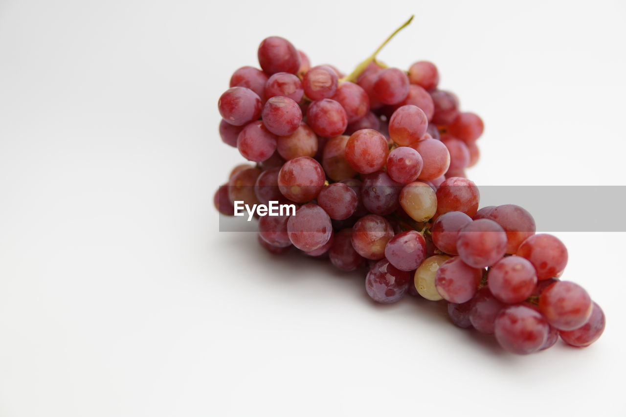 CLOSE-UP OF GRAPES IN PLATE