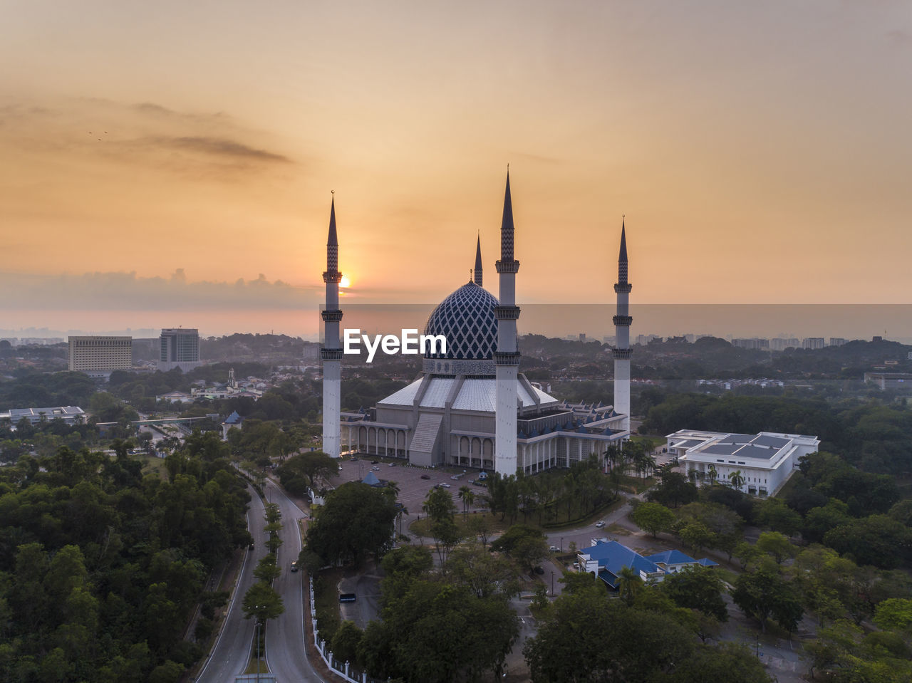 VIEW OF BUILDINGS IN CITY AGAINST SKY