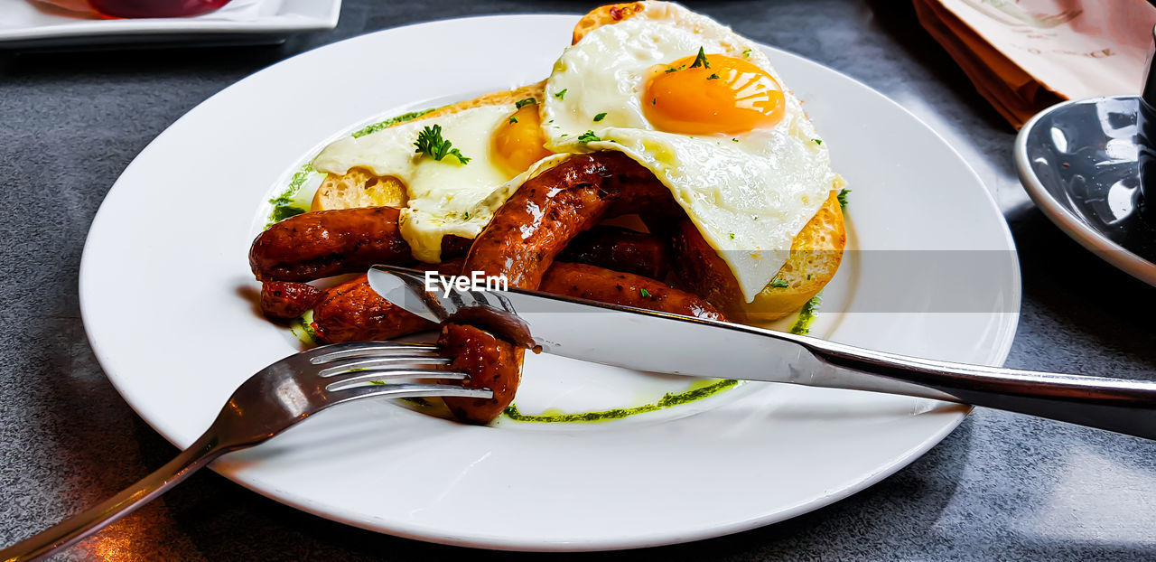 HIGH ANGLE VIEW OF BREAKFAST IN PLATE