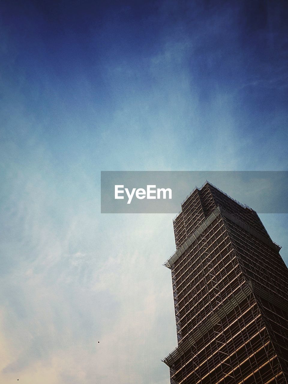 LOW ANGLE VIEW OF MODERN BUILDING AGAINST SKY