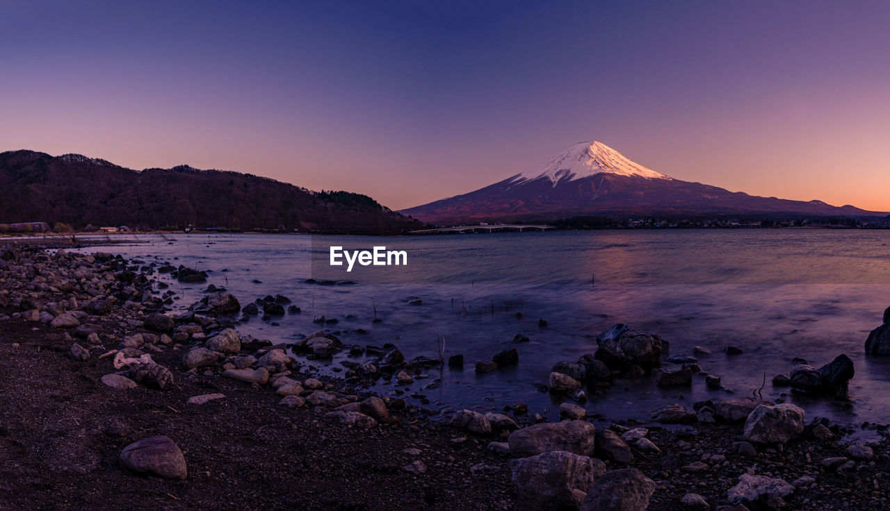 SCENIC VIEW OF SEA BY MOUNTAINS AGAINST SKY