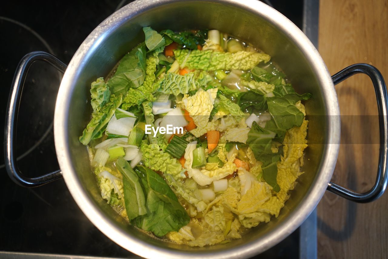 HIGH ANGLE VIEW OF RICE IN BOWL