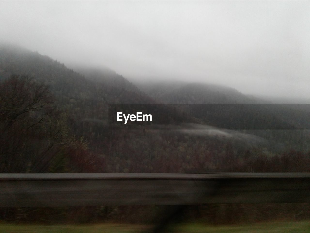 SCENIC VIEW OF LANDSCAPE AGAINST SKY DURING FOGGY WEATHER