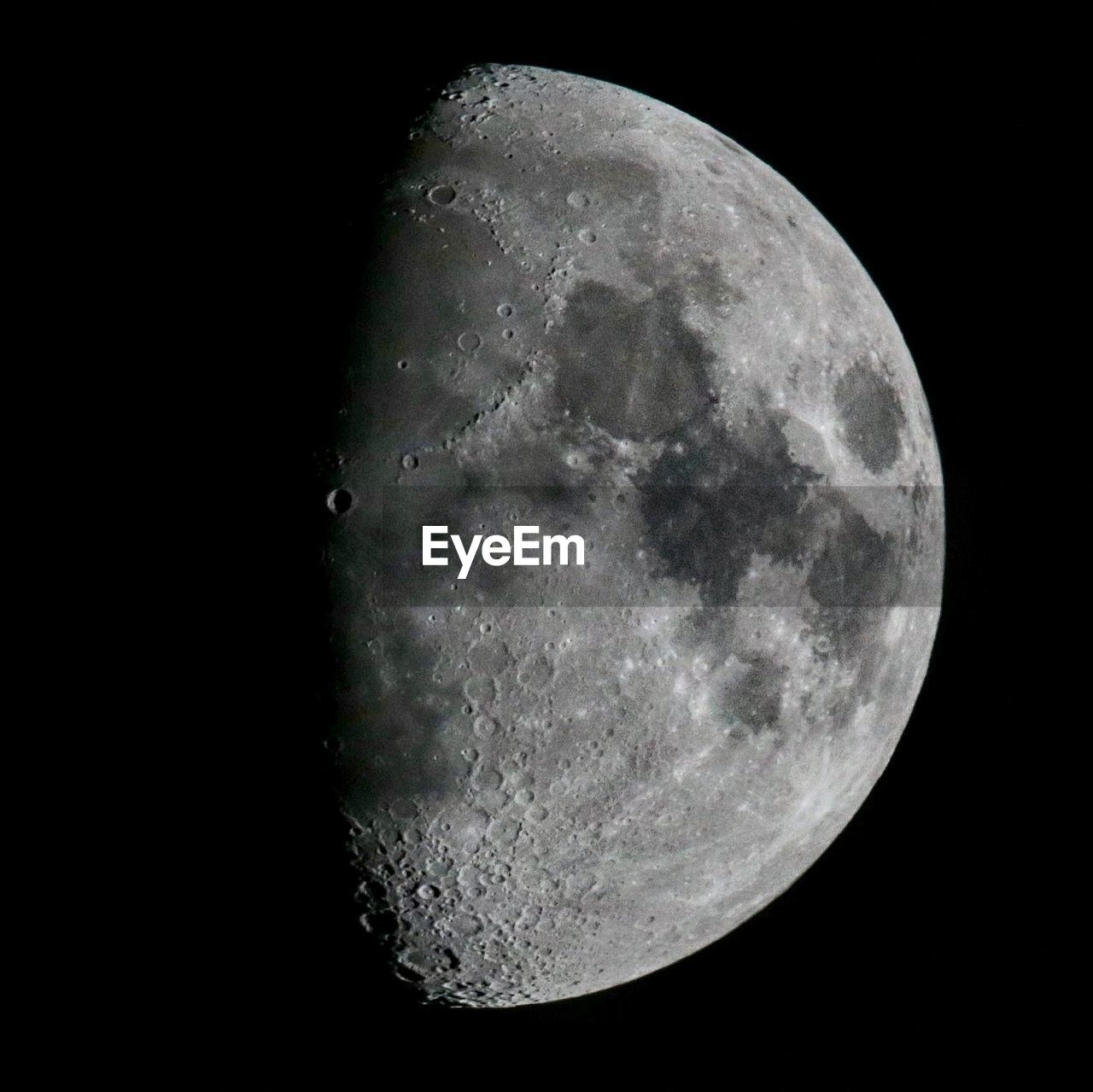 CLOSE-UP OF MOON AT NIGHT