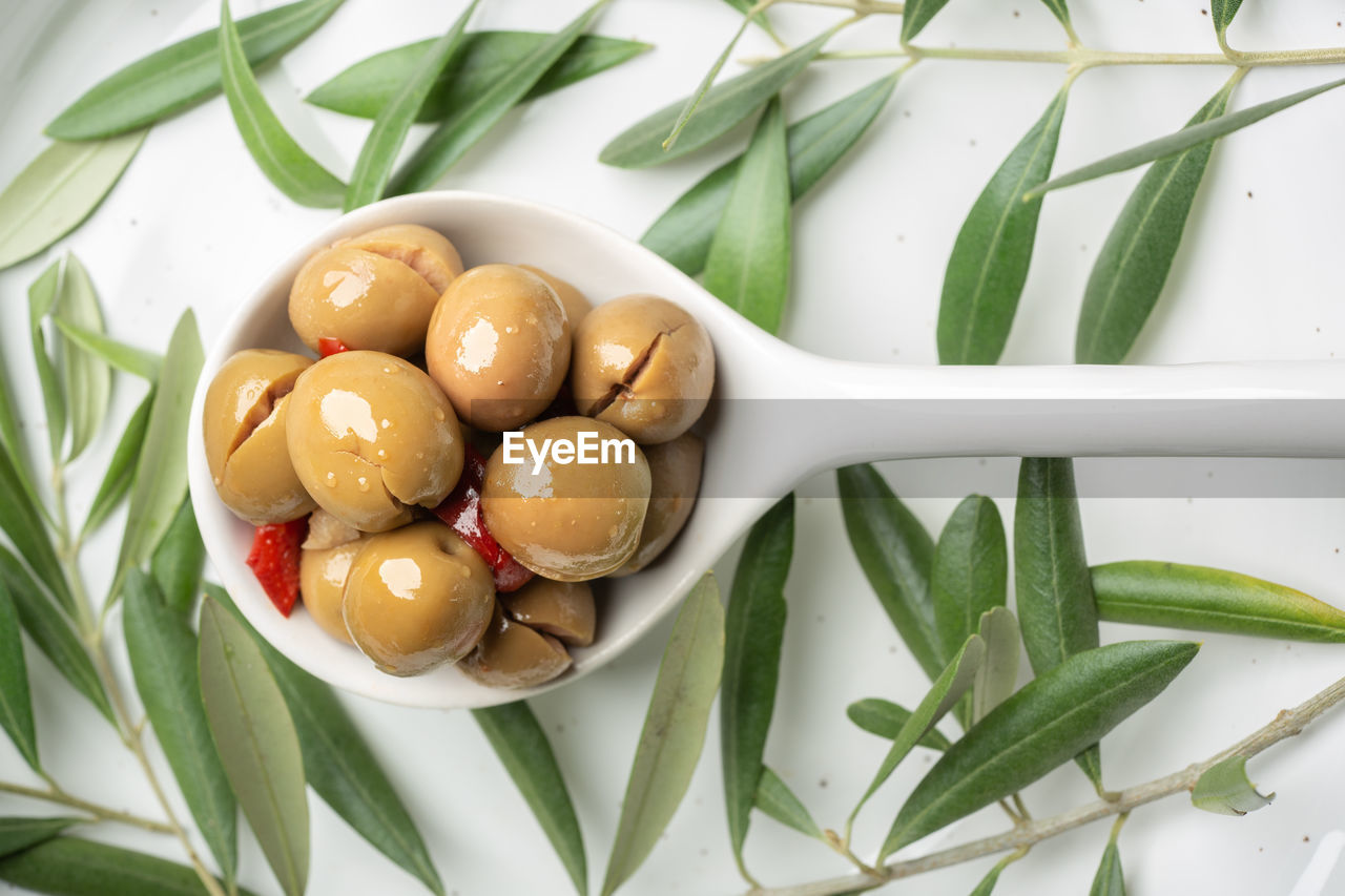 HIGH ANGLE VIEW OF EGGS IN PLATE