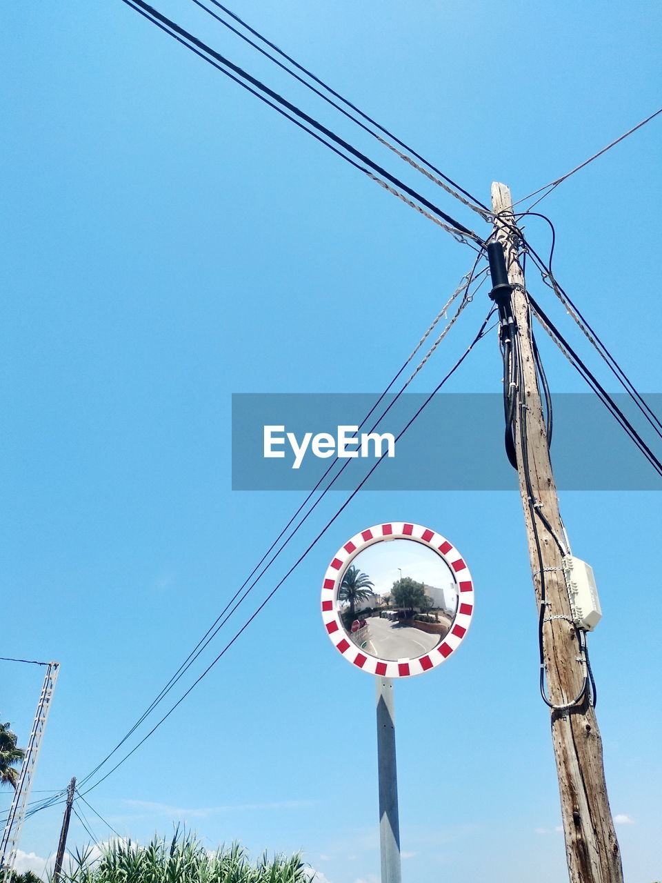 LOW ANGLE VIEW OF ELECTRICITY PYLON AGAINST BLUE SKY