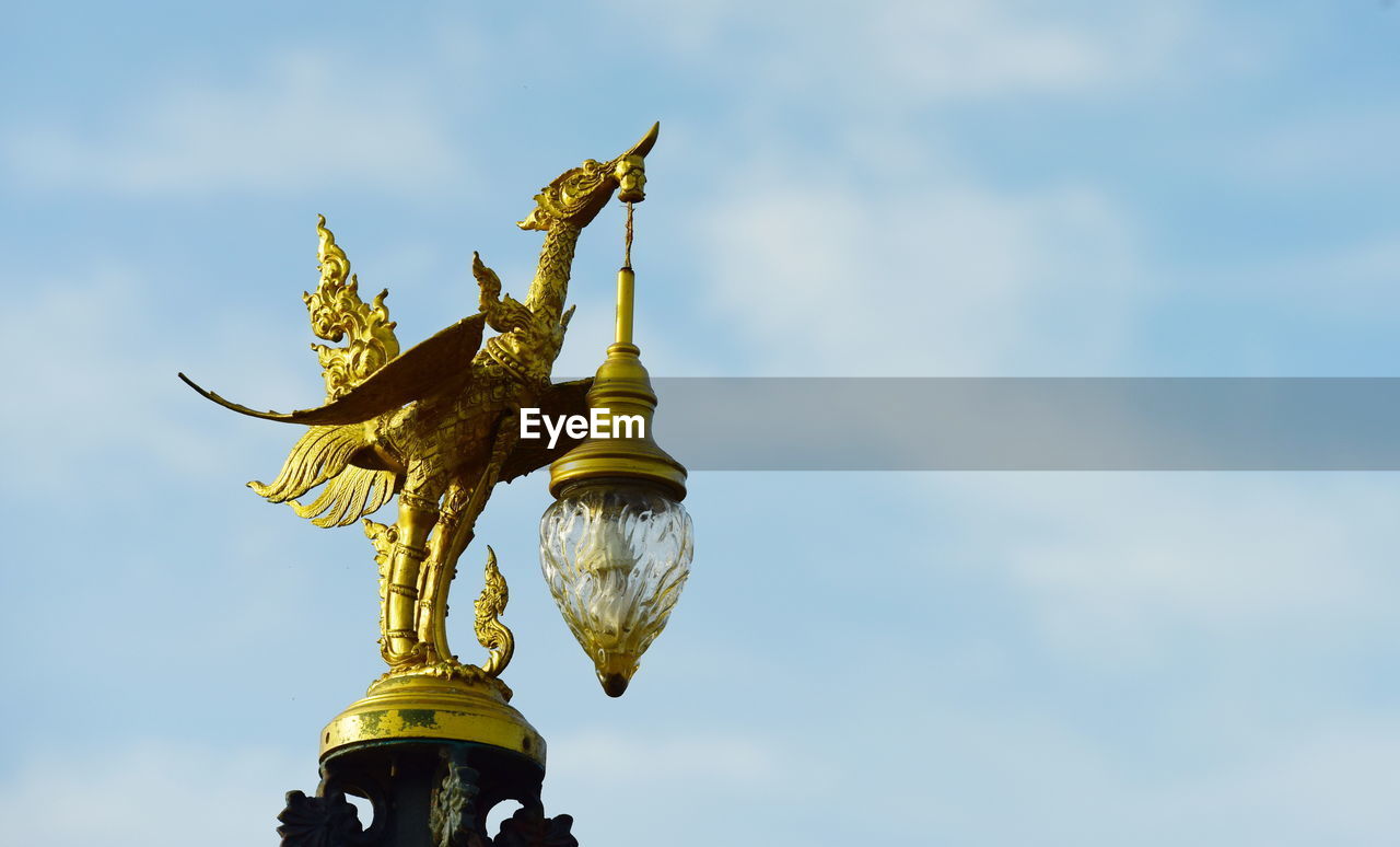 LOW ANGLE VIEW OF STATUE OF LIBERTY AGAINST SKY