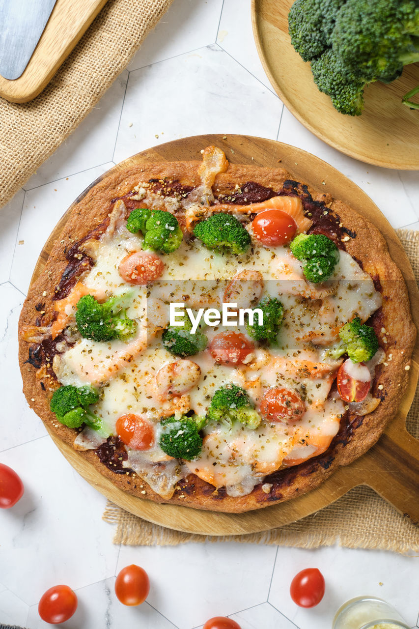 HIGH ANGLE VIEW OF PIZZA IN PLATE ON TABLE